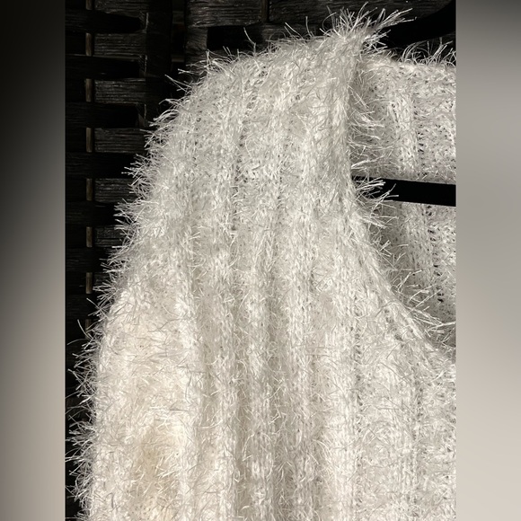 NEW Le Lis Cream Textured V-Neck Cropped Sweater Size S - Picture 4 of 5